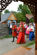 Гости проводили новобрачных в дом, где им вручают подарки